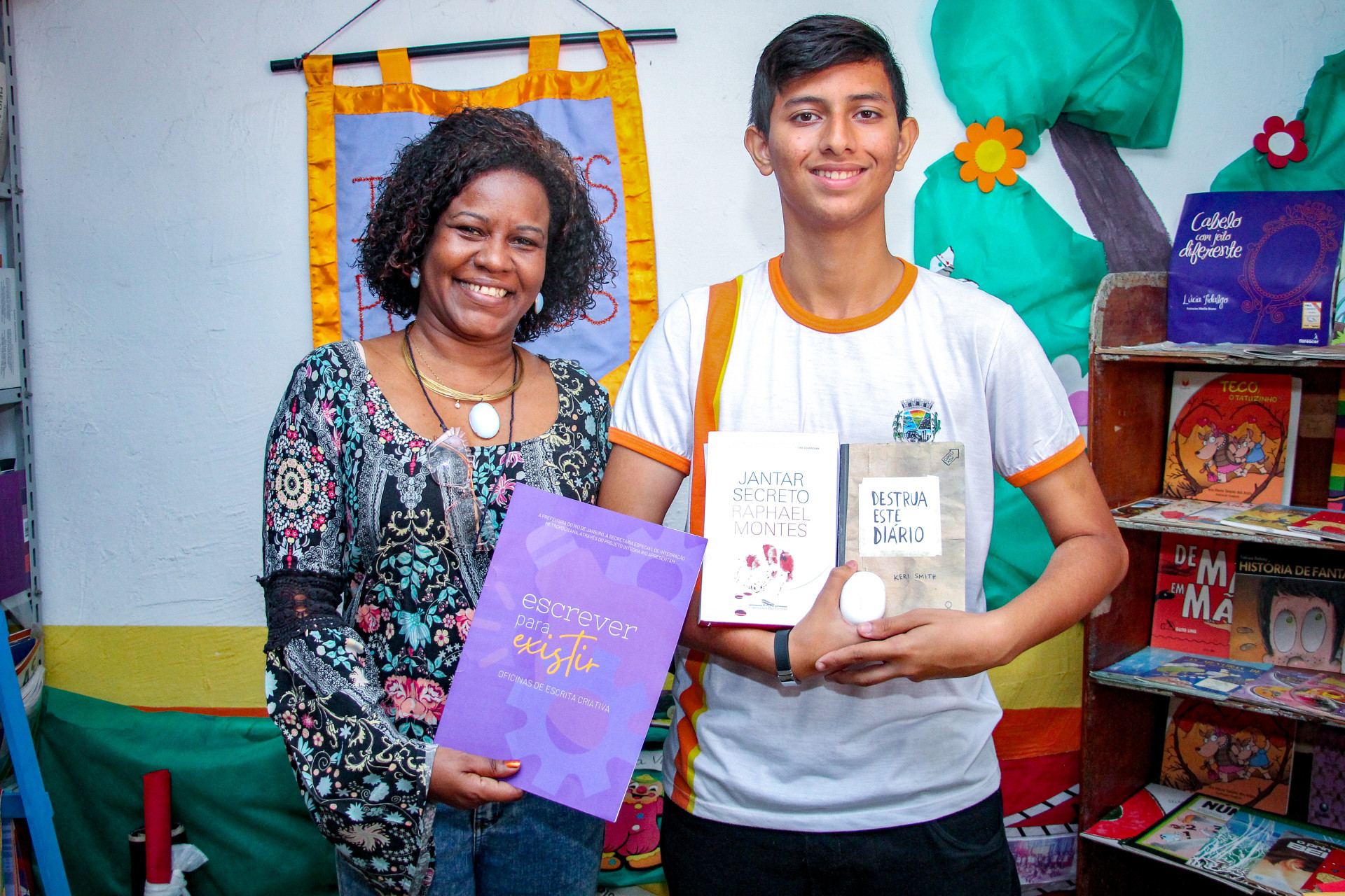 Carlos Daniel, ao lado da professora M&aacute;rcia Joviano, exibe orgulhoso os pr&ecirc;mios conquistados - Kristian Amarante/PMBR