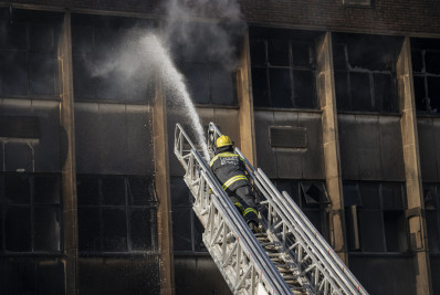 Incêndio em prédio deixa ao menos 73 mortos em Johannesburgo, na África do Sul