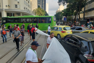 Camelôs fazem ato no Centro contra fiscalização de guardas municipais