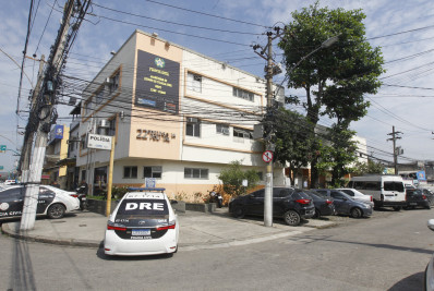 Suspeitos com moto roubada e arma falsa são presos na Avenida Brasil