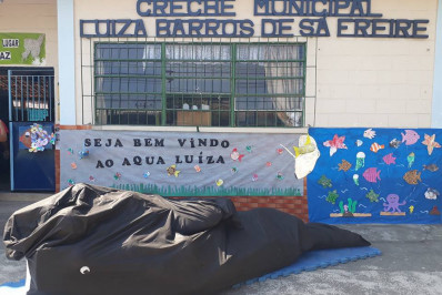 Diretora é afastada por dançar música com conotação sexual com alunos de creche do Rio