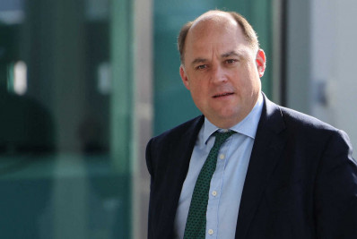 Ministro britânico da Defesa pede demissão após quatro anos no cargo