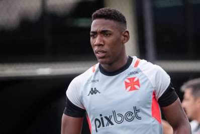 Léo critica interdição de São Januário: 'Só o Vasco que não pode?'