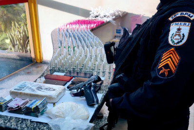 Operação policial prende gerente do tráfico e apreende drogas em Barra Mansa