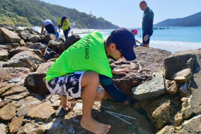 Prainhas do Pontal do Atalaia, em Arraial do Cabo, recebem mutirão de limpeza