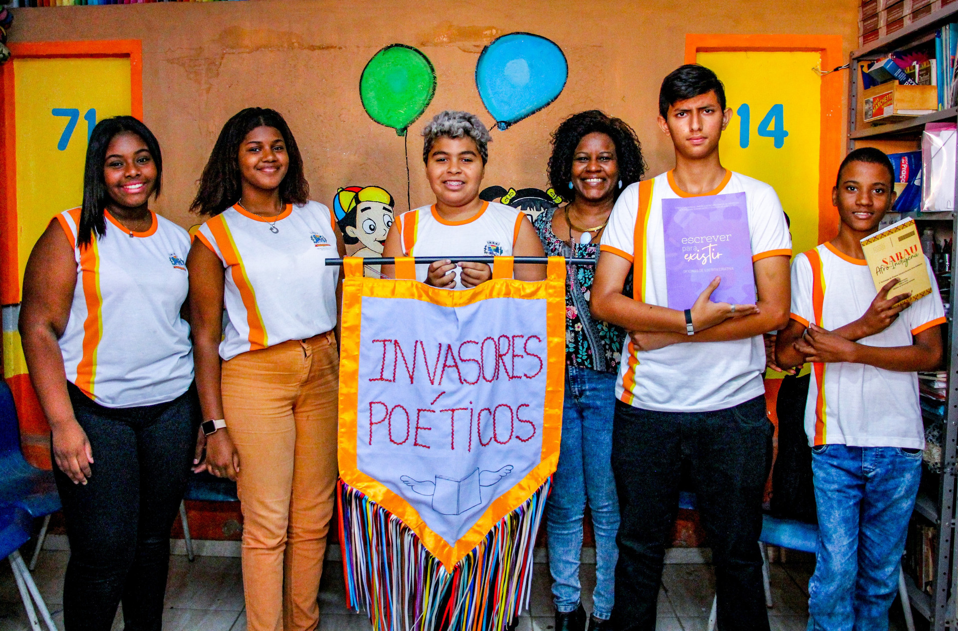 Professora Márcia Joviano com Carlos Daniel e integrantes do grupo Invasores Poéticos - Kristian Amarante/PMBR