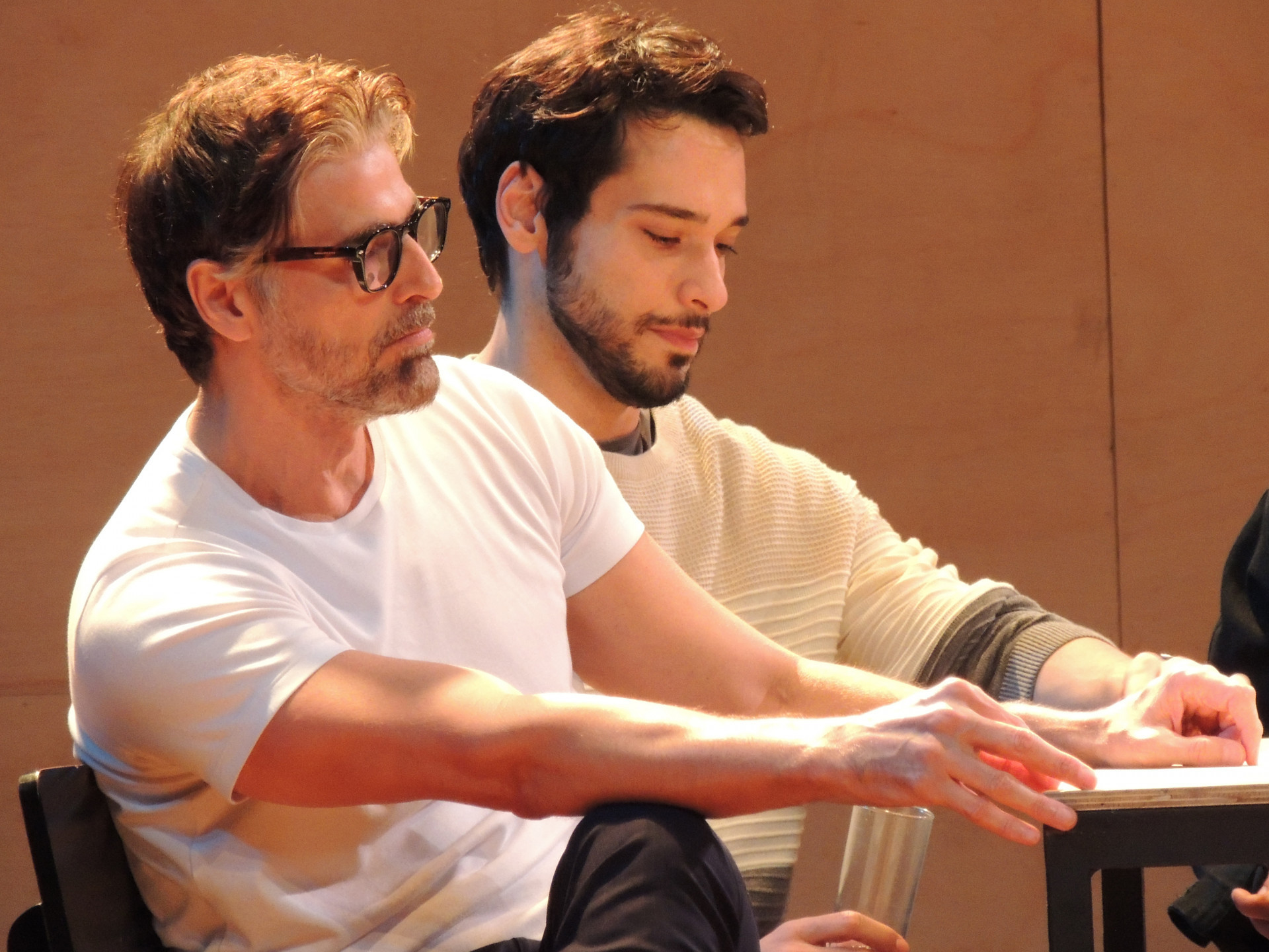 Espetáculo 'A Herança', que estreia hoje, é dividido em duas partes, de três horas cada uma, tendo, ainda, Reynaldo Gianecchini e outros dez artistas no elenco - Gisela Schlogel / Divulgação