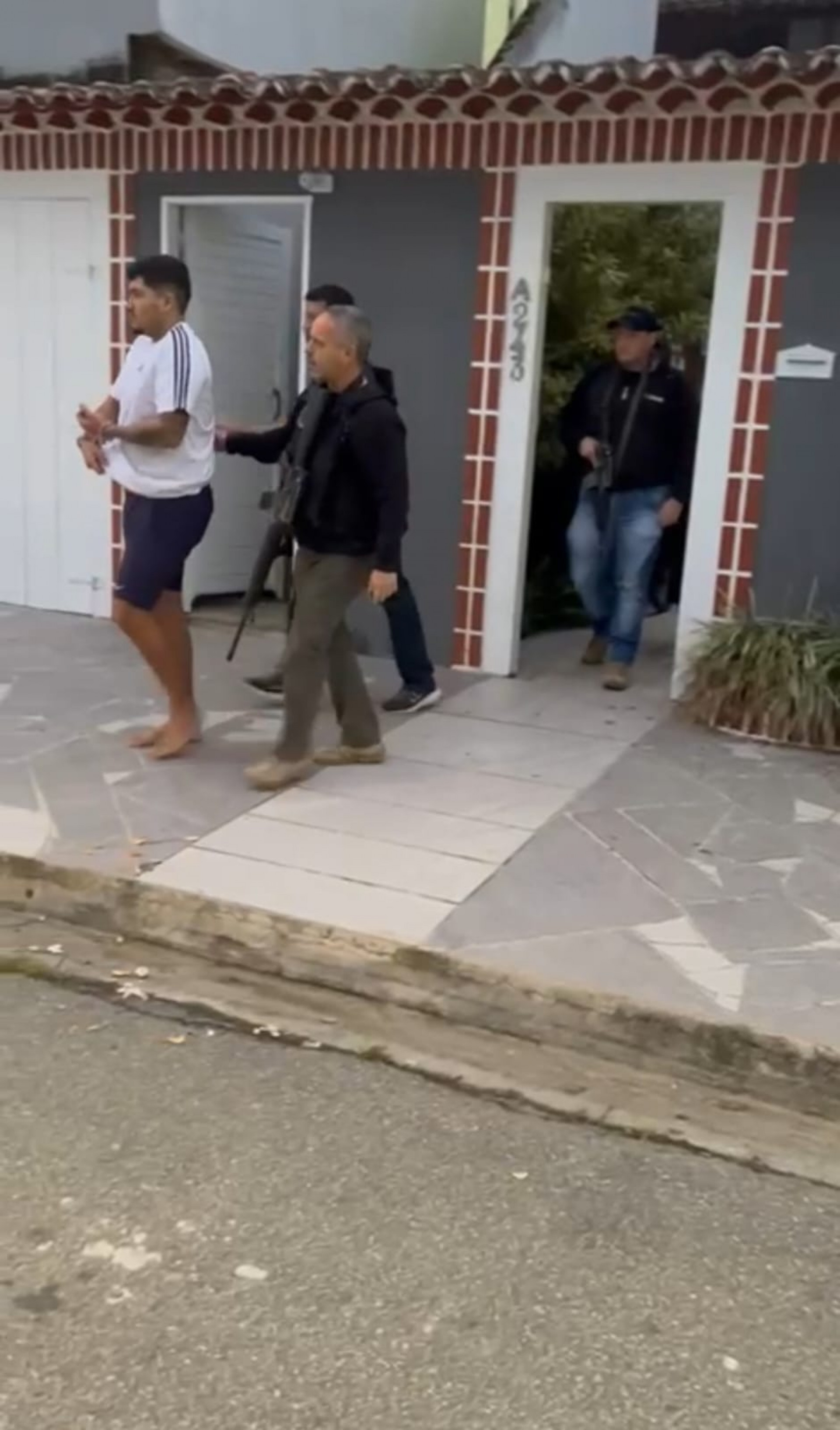 Acusado de homicídio qualificado é preso em casa