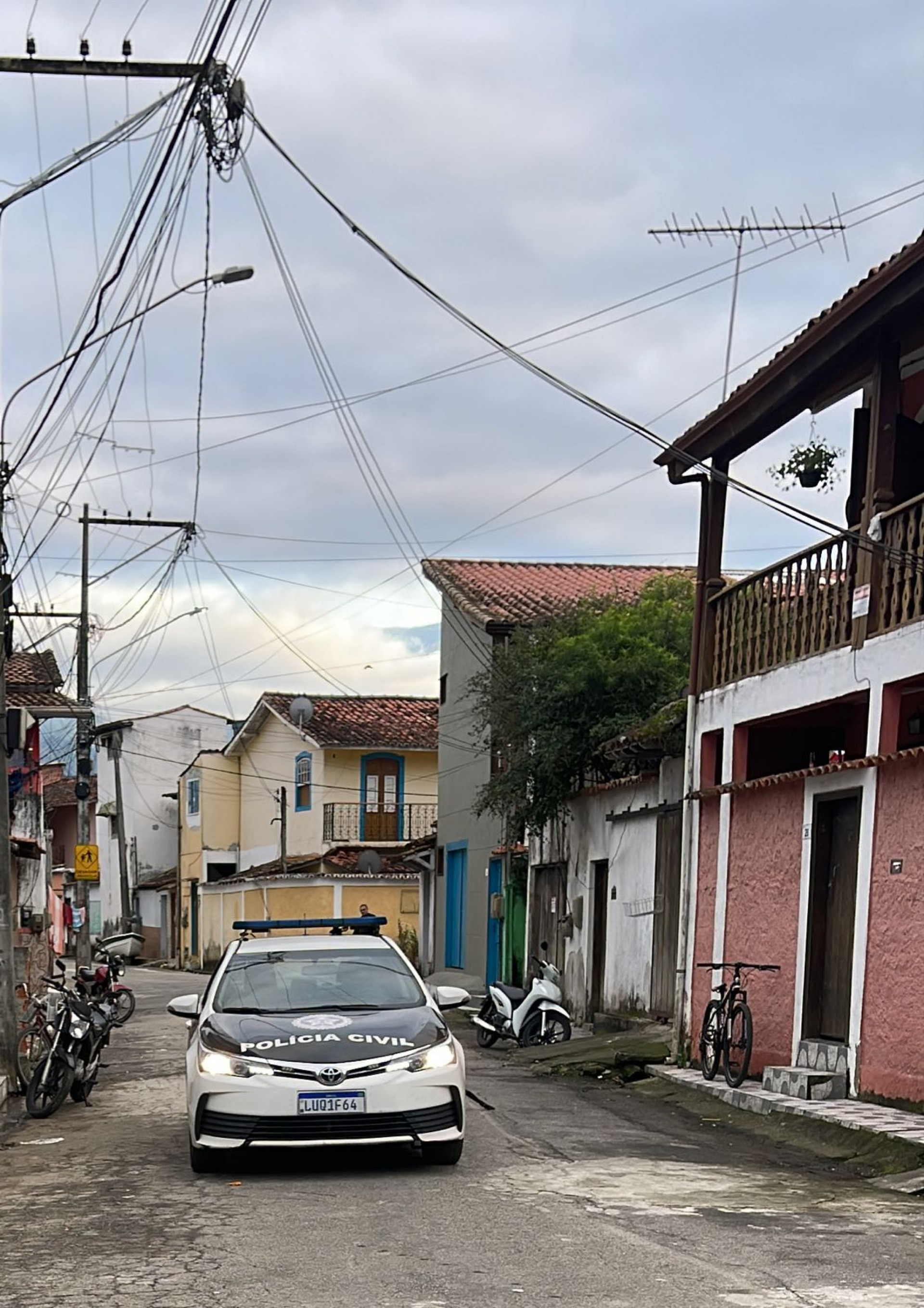 Chegada dos policiais no bairro onde foi capturado o acusado de homic&iacute;dio - Divulga&ccedil;&atilde;o/Pol&iacute;cia Civil