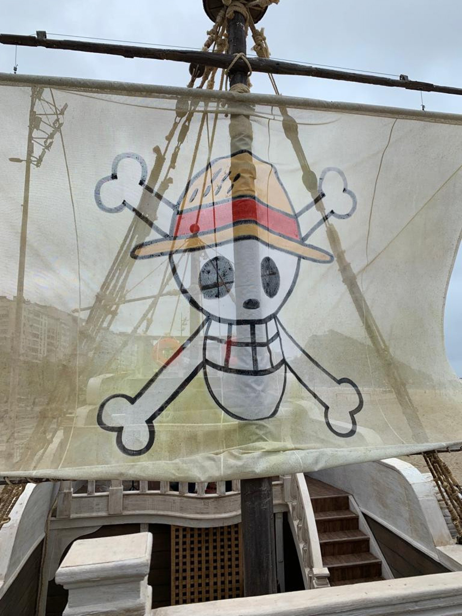 GOING MERRY ATRACOU NA PRAIA DE COPACABANA 🚢🏴‍☠️ O Going Merry navio