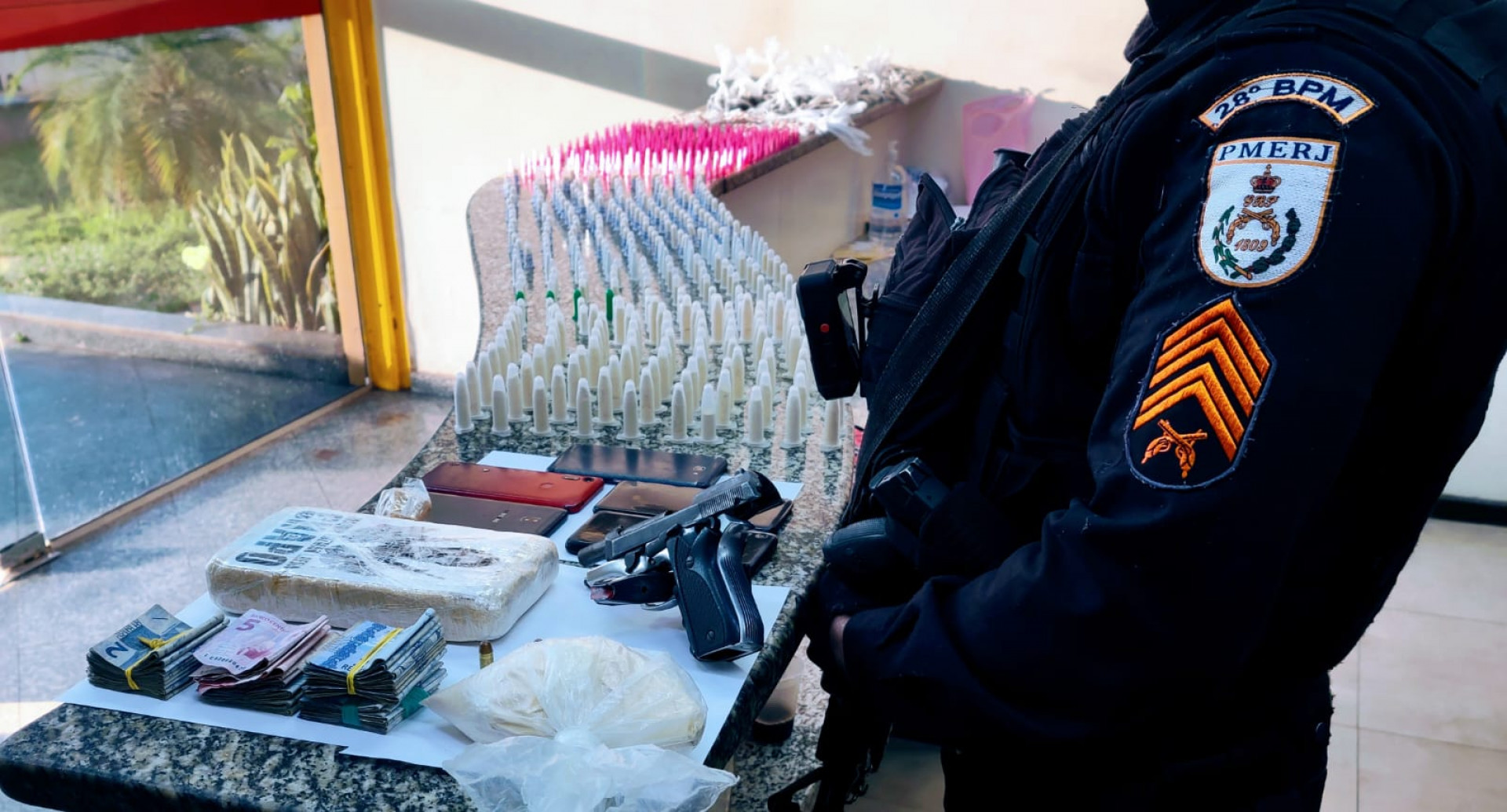 Operação apreendeu drogas, incluindo um quilo de pasta base de cocaína