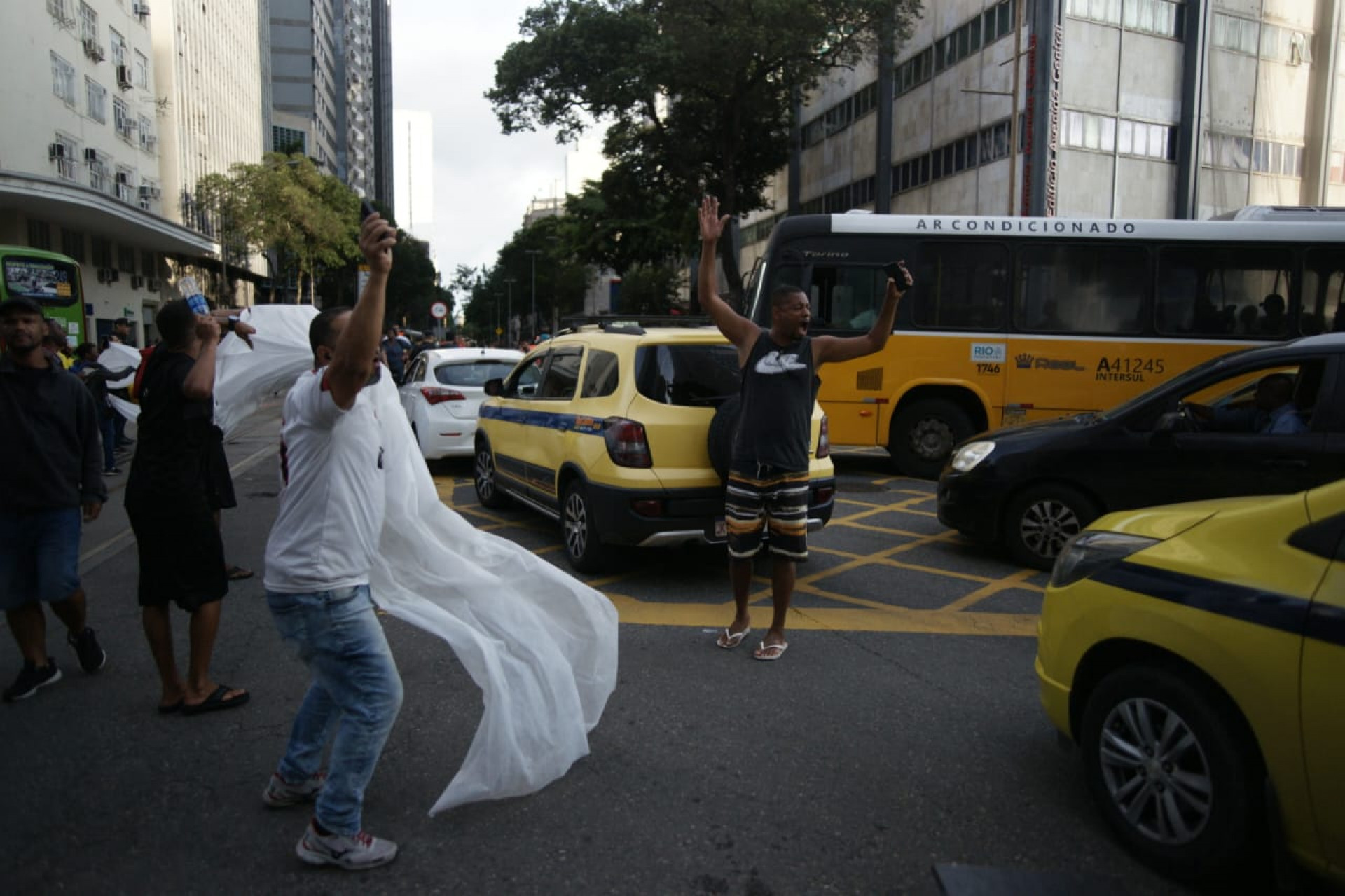 PMs acompanham protesto de camelôs que ocupa cruzamento entre as avenidas Nilo Peçanha e Rio Branco  - Bruno Kauica/Agência O Dia