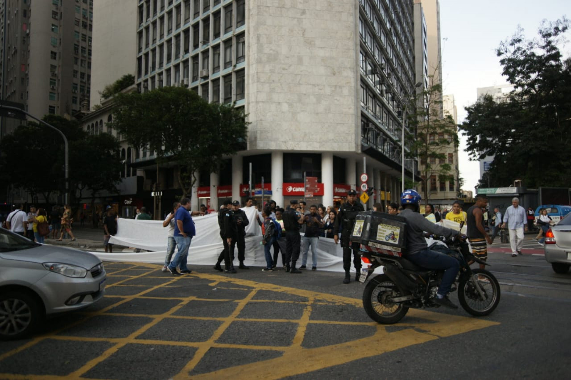 PMs acompanham protesto de camelôs que ocupa cruzamento entre as avenidas Nilo Peçanha e Rio Branco  - Bruno Kauica/Agência O Dia