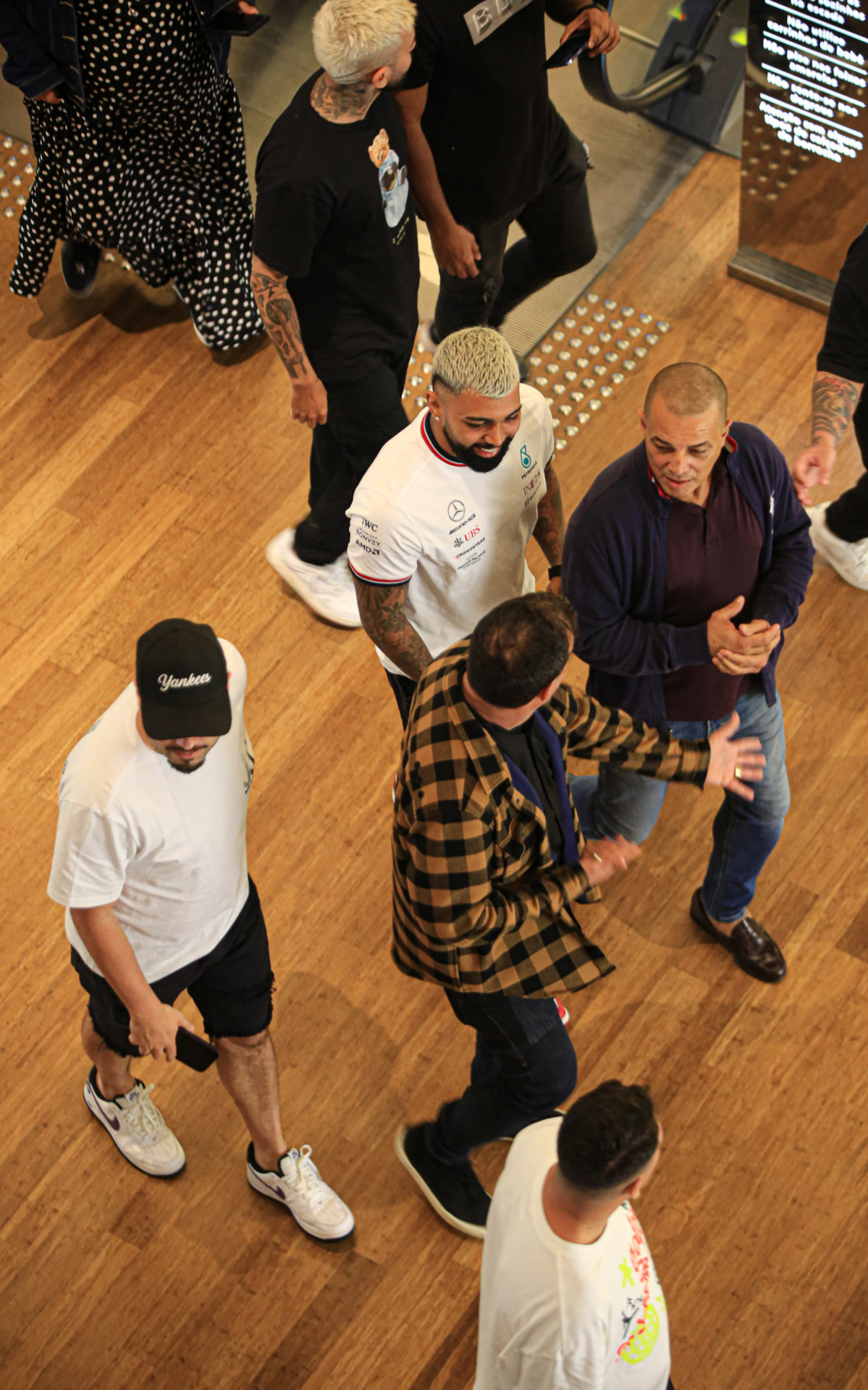 Gabigol passeia com os amigos em shopping no Rio