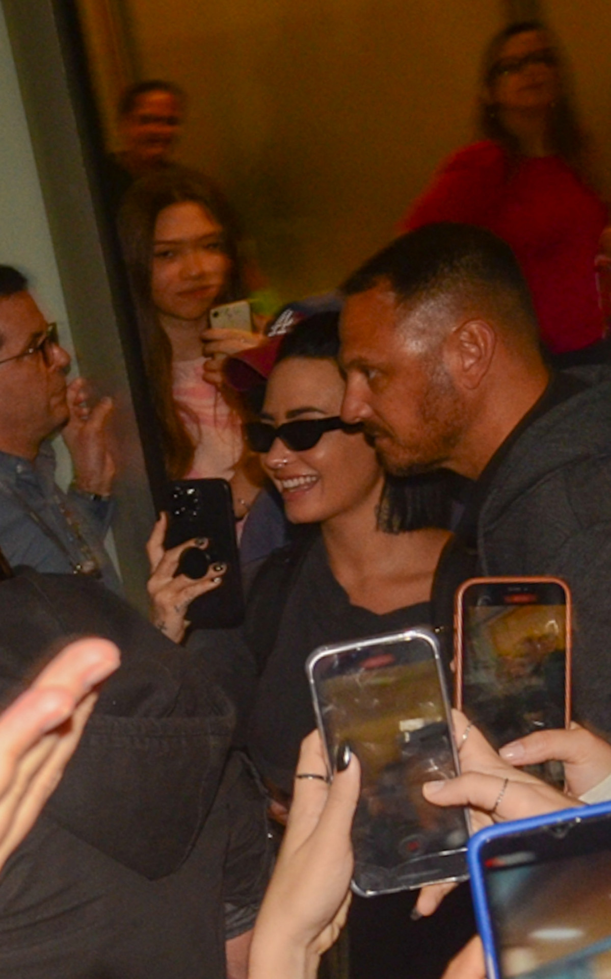 Demi Lovato desembarca em aeroporto de São Paulo