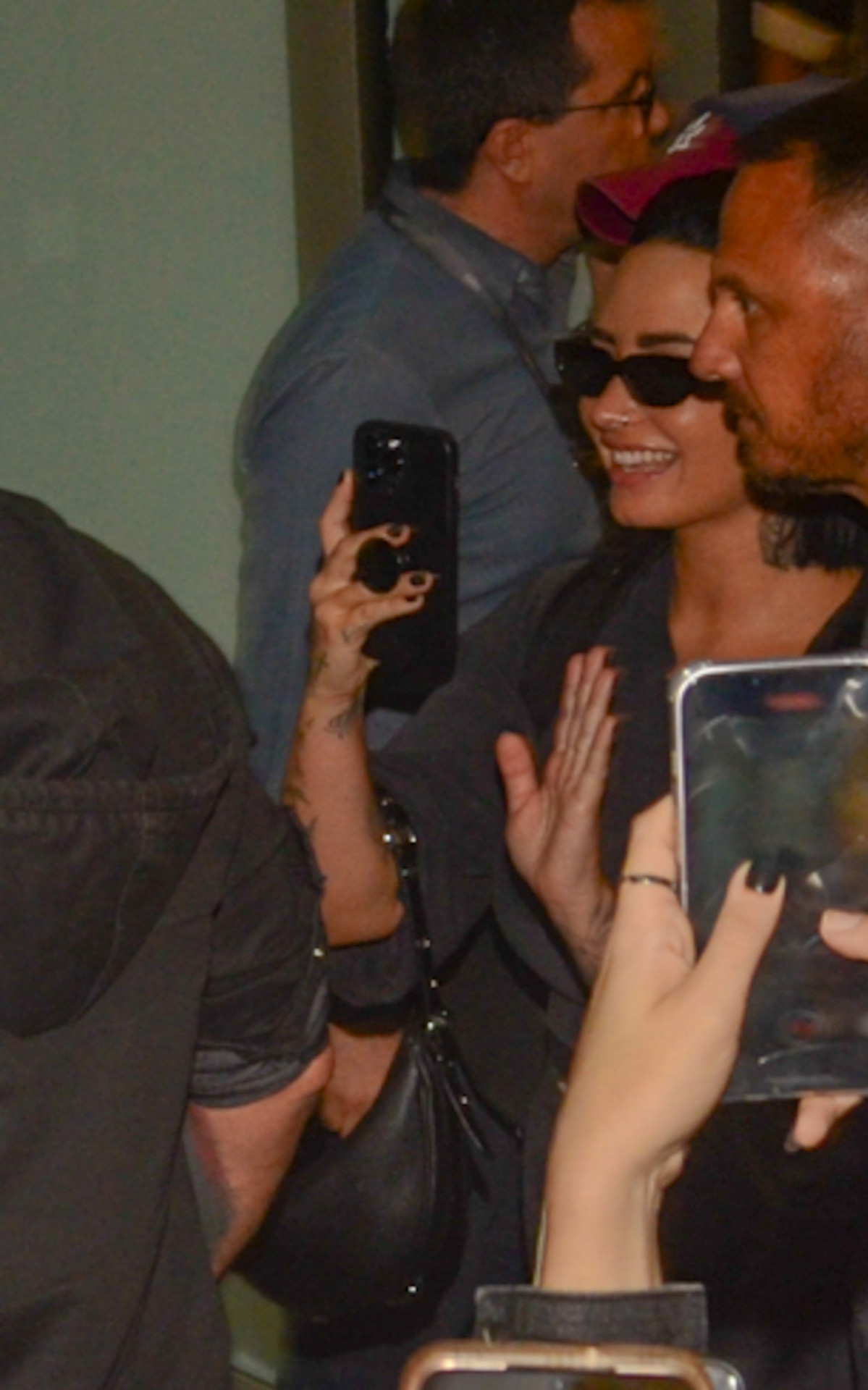 Demi Lovato desembarca em aeroporto de São Paulo