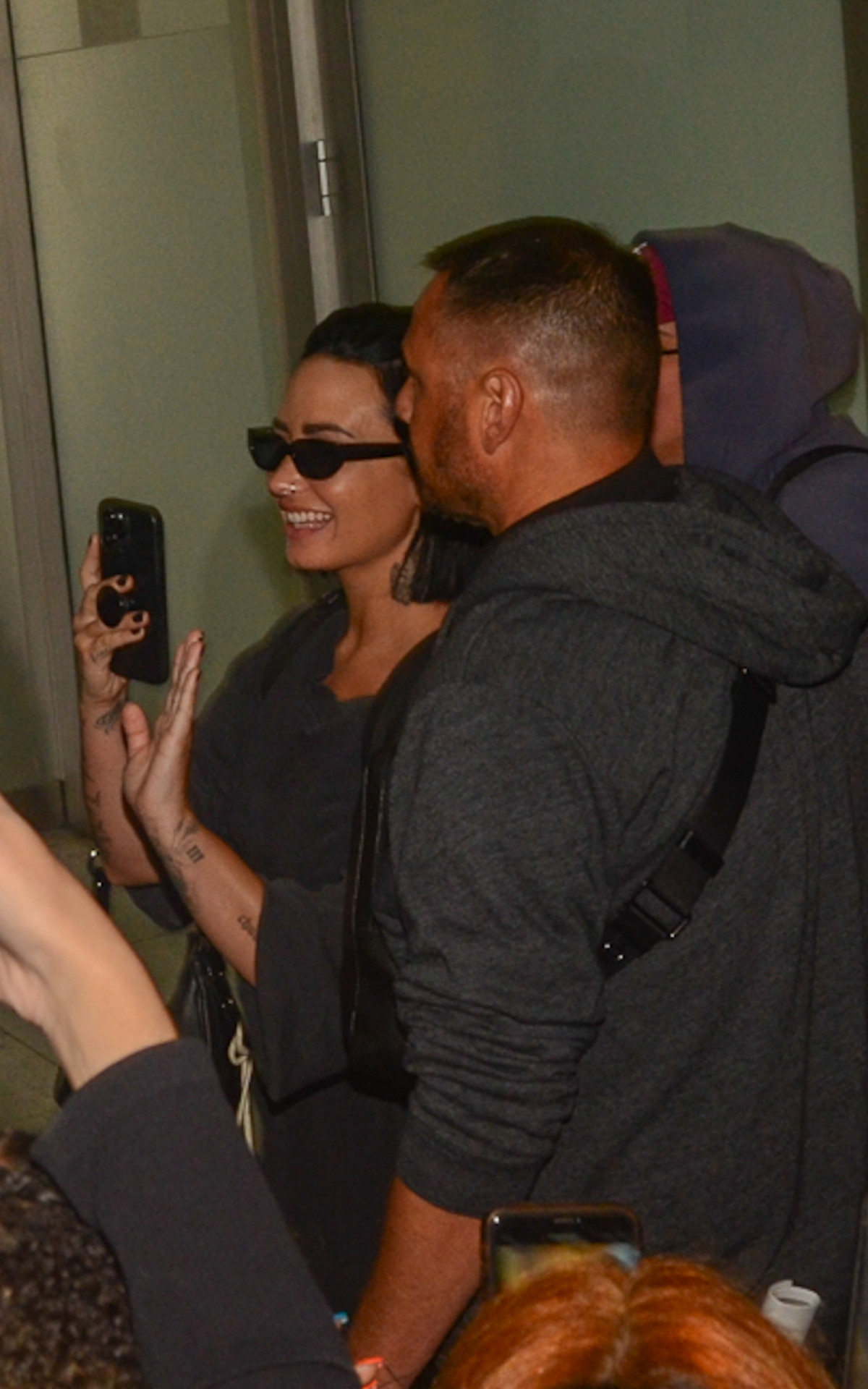 Demi Lovato desembarca em aeroporto de São Paulo