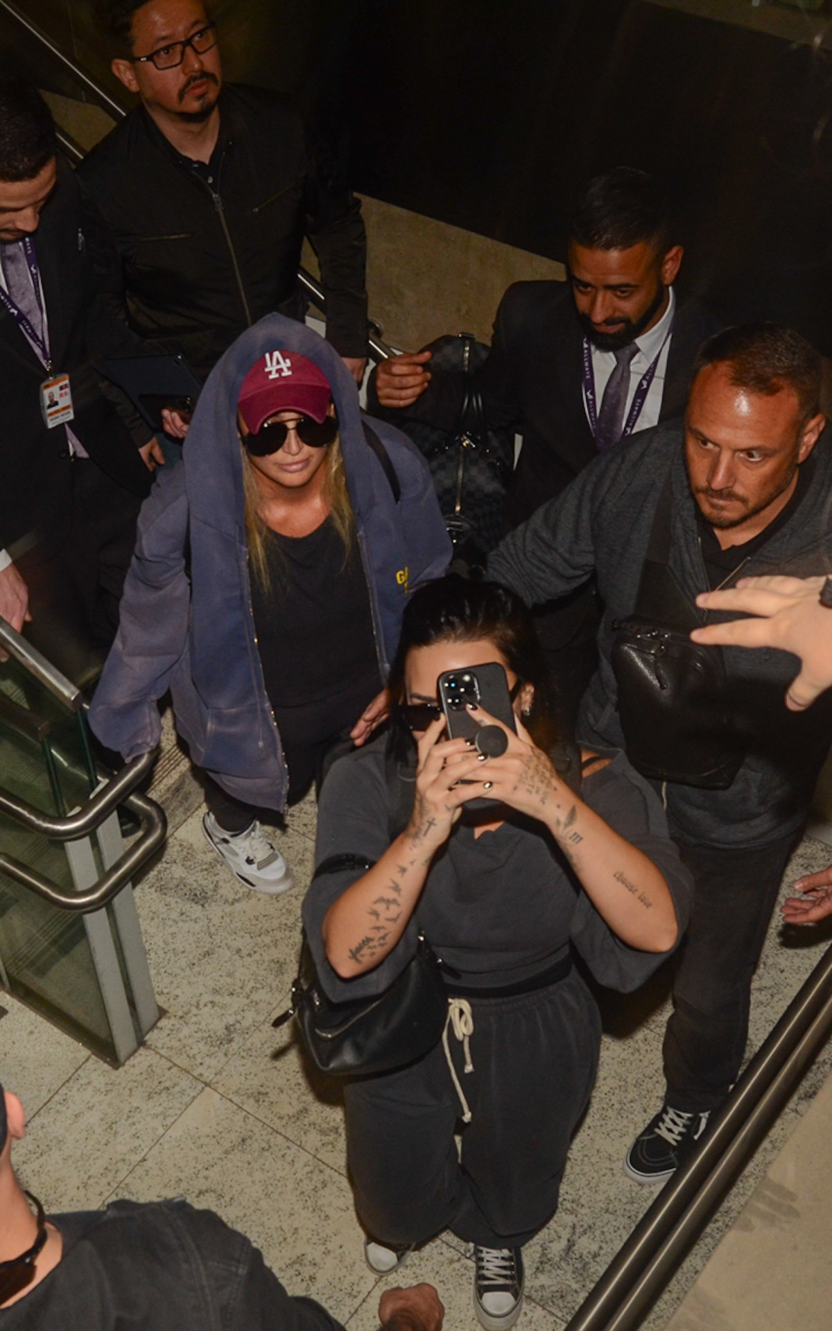 Demi Lovato desembarca em aeroporto de São Paulo