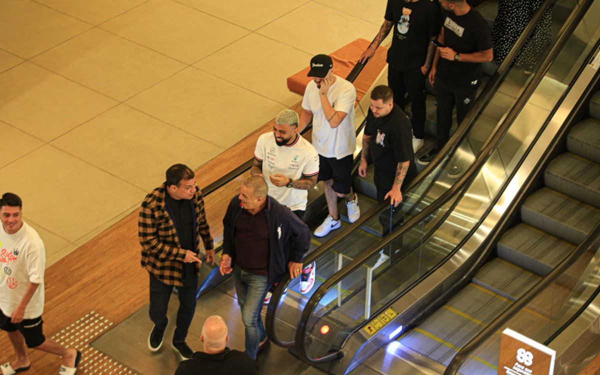 Gabigol passeia com os amigos em shopping no Rio