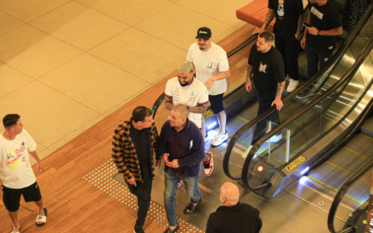 Gabigol passeia com os amigos em shopping no Rio