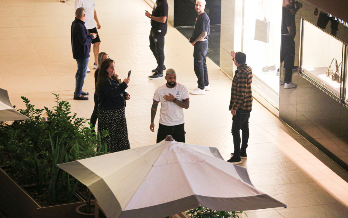 Gabigol passeia em shopping no Rio