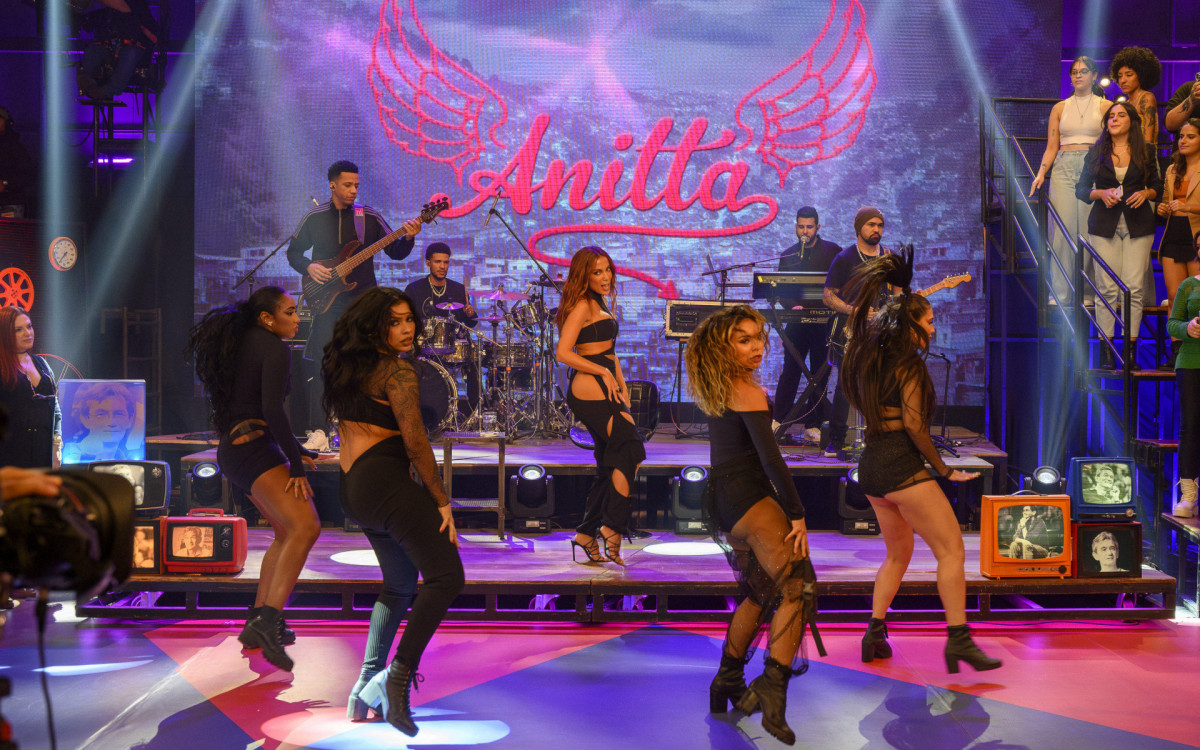 Anitta relembra maiores sucessos da carreira no 'Altas Horas' - Globo/Bob Paulino