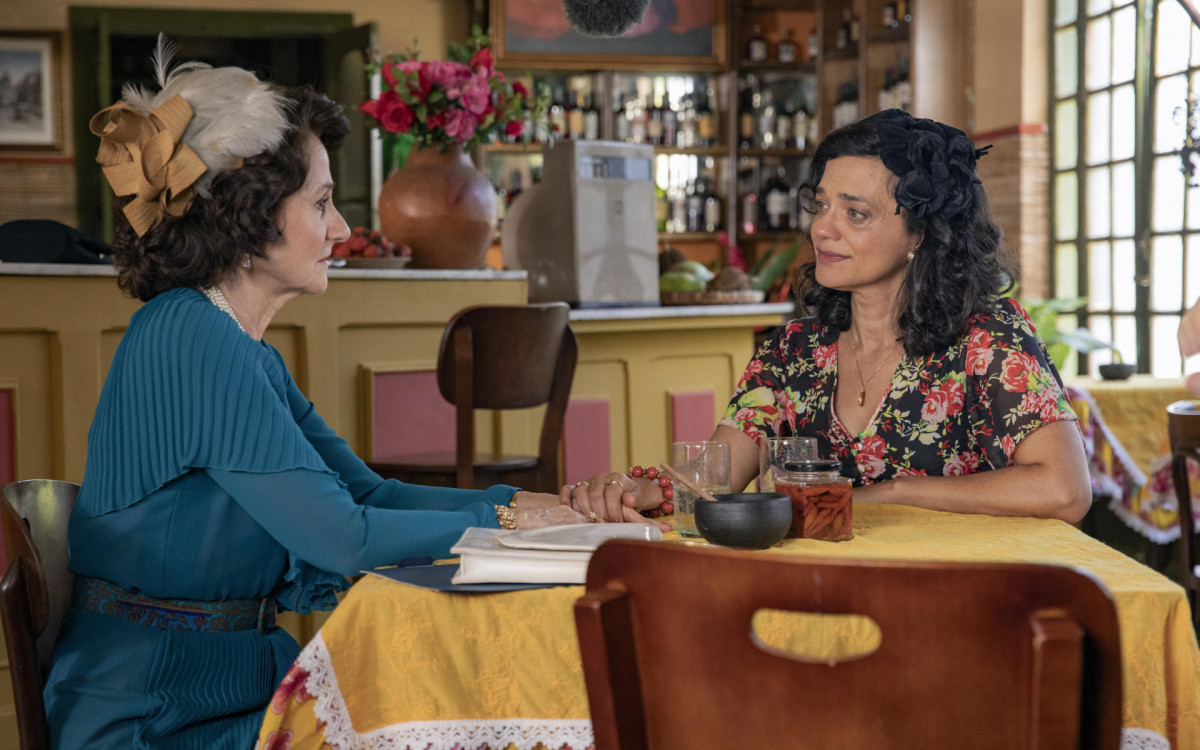 C&acirc;ndida (Zez&eacute; Polessa) e Ver&ocirc;nica (Ana Cec&iacute;lia Costa) fizeram as pazes - Globo/Manoella Mello