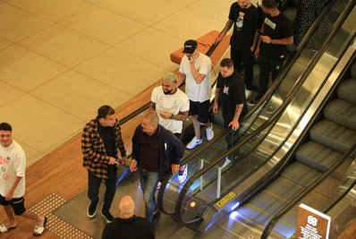 Gabigol se diverte com os amigos em shopping no Rio