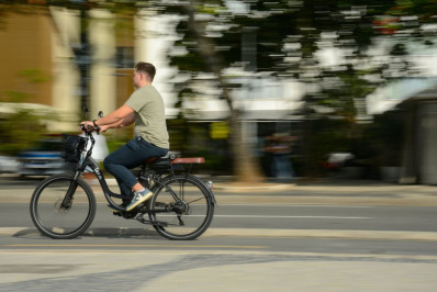 Vereadores aprovam a regulamentação de bicicletas elétricas no Rio