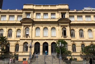 SP afasta servidores após material dizer que capital tem praia e que Pedro II assinou Lei Áurea