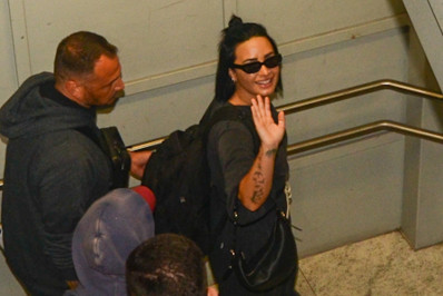 Demi Lovato desembarca em aeroporto de São Paulo; veja as fotos