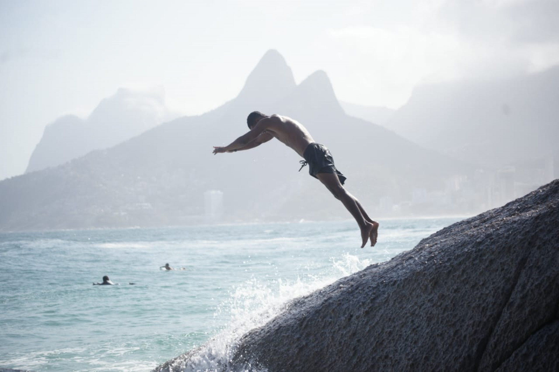 Carioca dá mergulho para se refrescar na Praia de Ipanema, na Zona Sul - Bruno Kaiuca / Agência O Dia