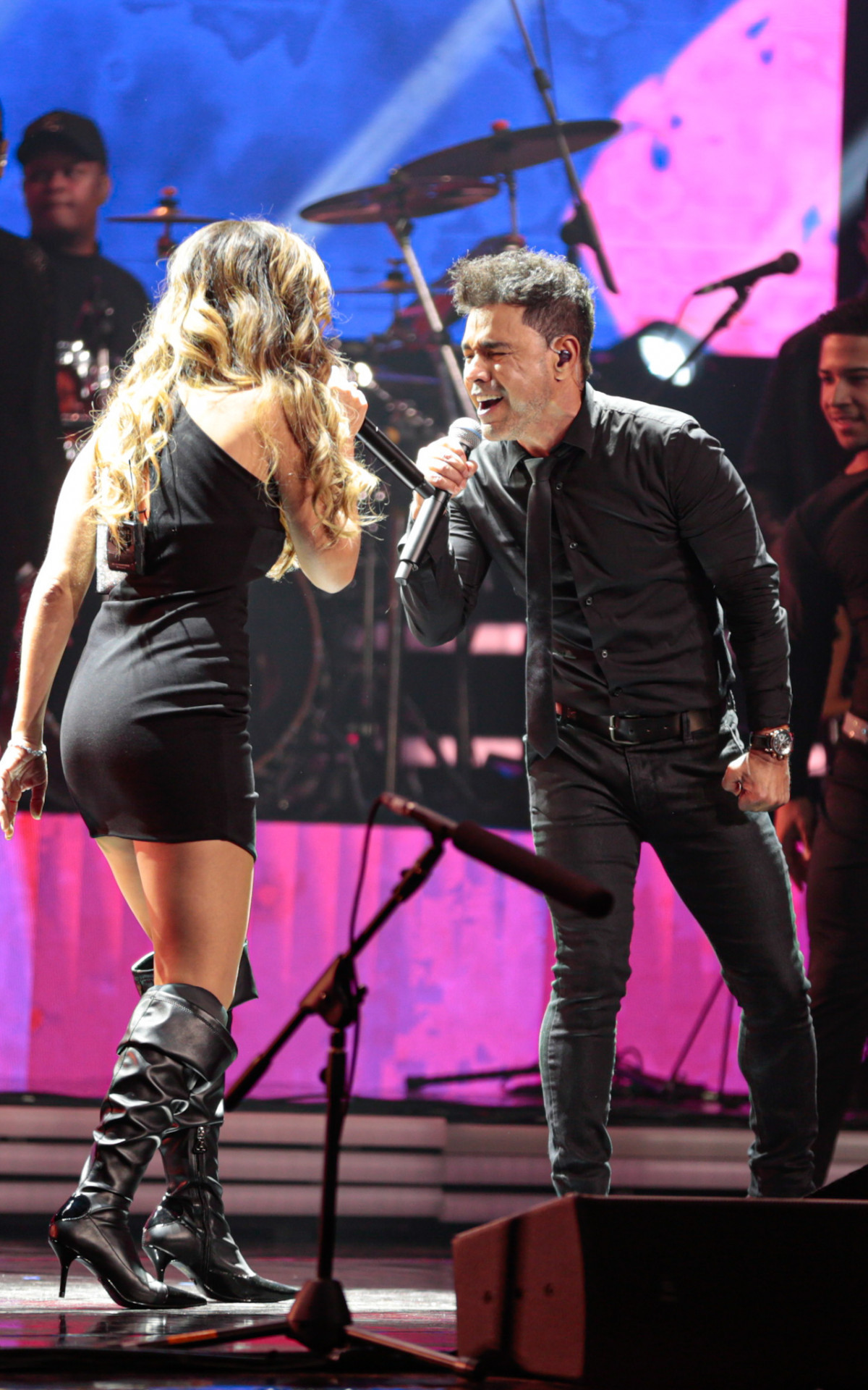 Wanessa Camargo subiu no palco para cantar com o pai, Zezé Di Camargo