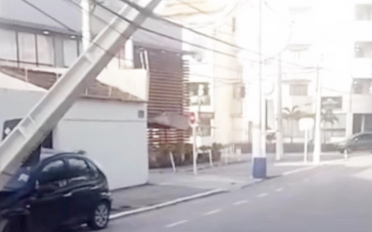 Um motorista perdeu o controle do carro vindo e colidir com um poste pr&oacute;ximo ao Bob\'s do bairro Cavaleiros