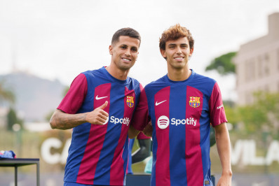 Barcelona anuncia saída de jogadores, mas apaga publicações