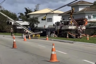 Poste cai após colisão de carro no Vale dos Cristais em Macaé