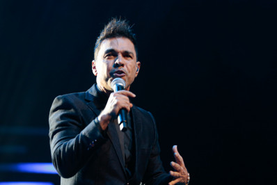 Zezé Di Camargo é prestigiado por famosos ao se apresentar em show solo