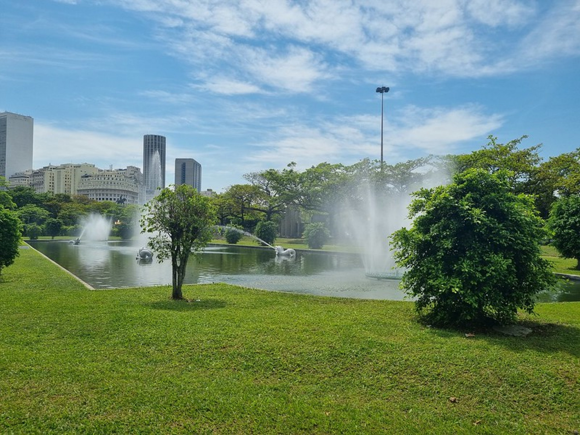 O Chafariz dos Golfinhos segue a programação dos demais chafarizes cariocas - Divulgação/Prefeitura do Rio
