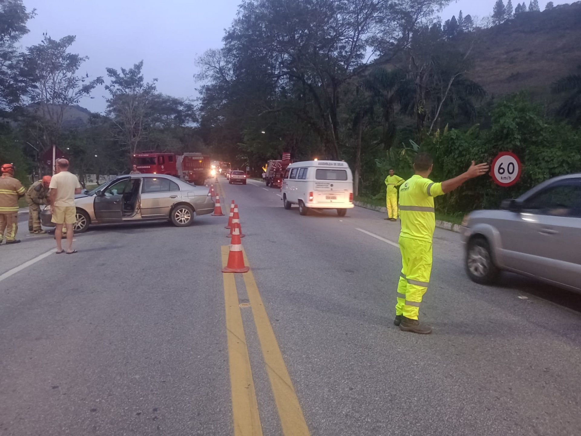 Após atendimento das vítimas o trânsito foi liberado, sendo controlado pela equipe da CCR Rio SP - Divulgação/Corpo de Bombeiros