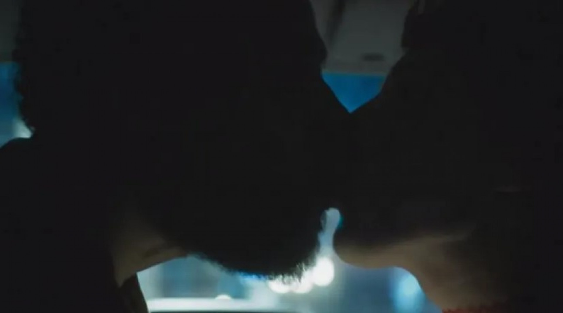 Primeiro beijo de Kelvin e Ramiro em 'Terra e Paixão' - Reprodução / Rede Globo