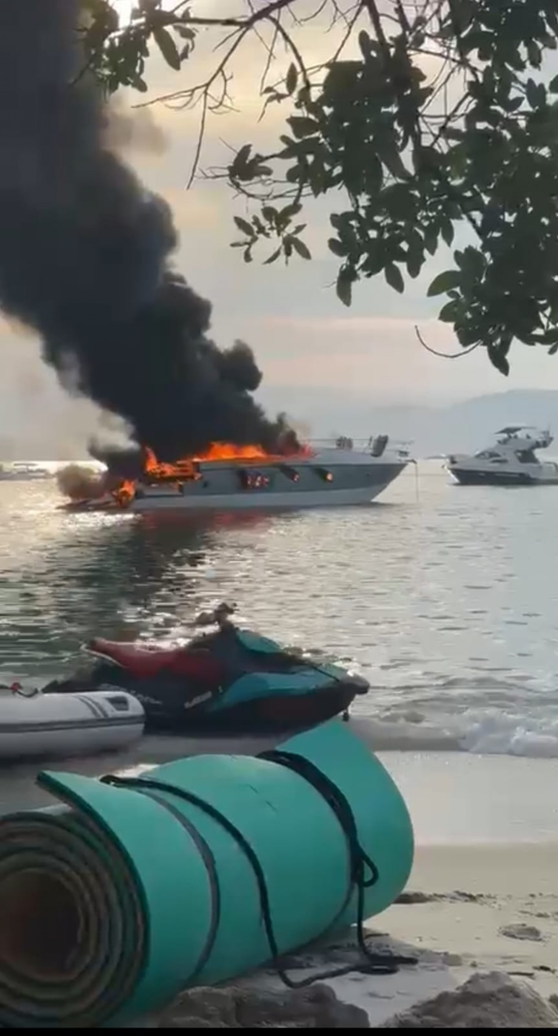 Outras embarca&ccedil;&otilde;es tamb&eacute;m estavam no local mas n&atilde;o foram atingidas - Divulga&ccedil;&atilde;o/Corpo de Bombeiros