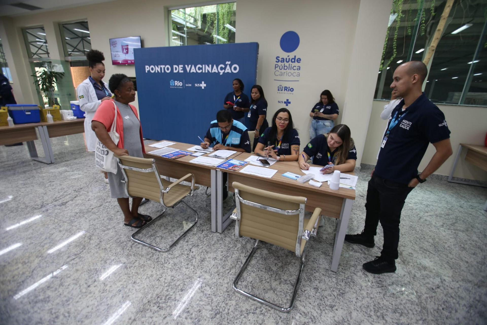 Cariocas de diversas faixas etárias foram aos pontos de saúde para se vacinar e participar da campanha do dia D de Multivacinação - Cleber Mendes/Agência O DIA