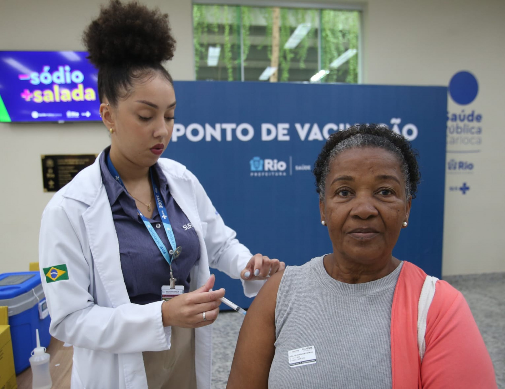 Na foto, a aposentada Zilda Enema, de 68 anos, se vacinando no Centro de Saúde Carioca - Cleber Mendes/Agência O DIA