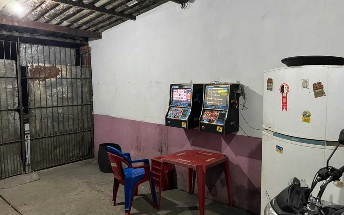 Equipamentos ficaram escondidos em estabelecimentos irregulares 