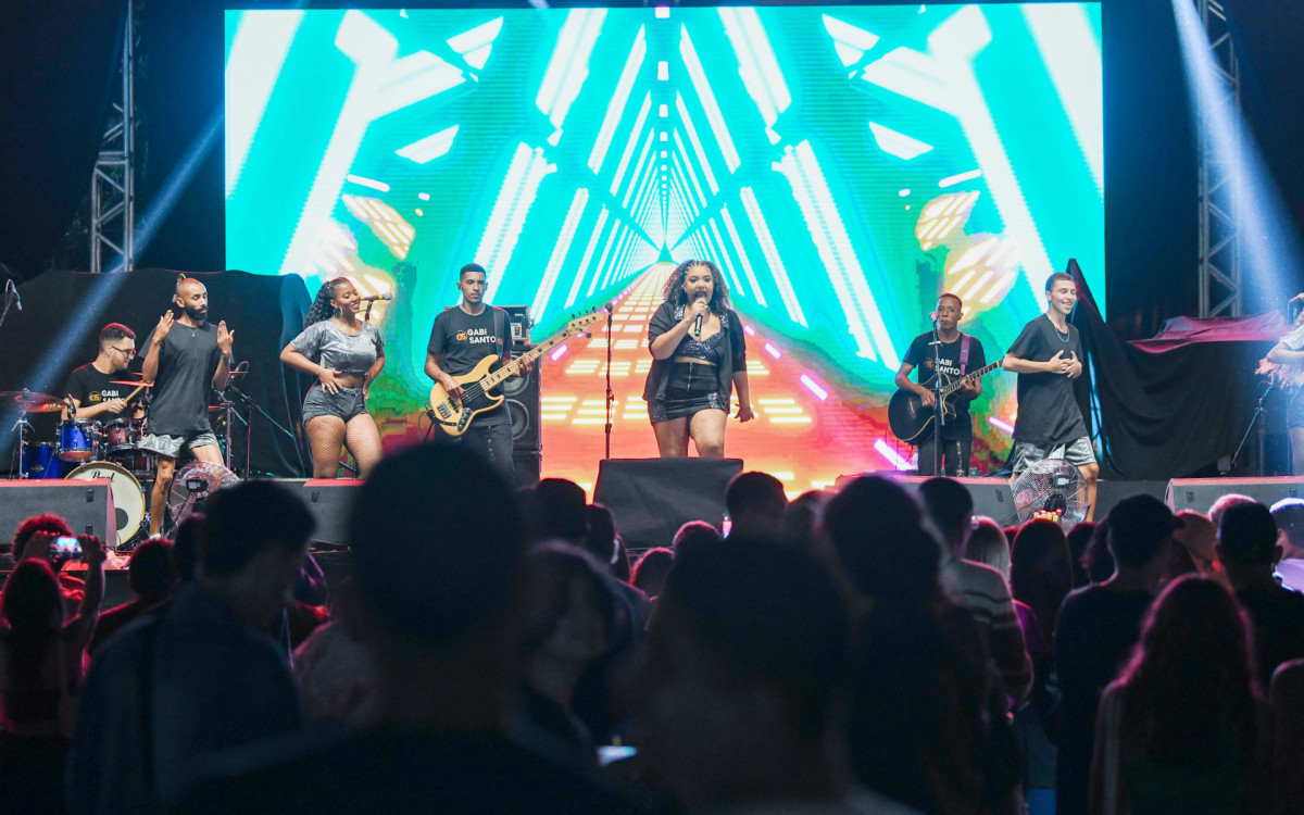 A cantora Gabi Santos foi uma das atrações da ExpoGuapi 2023, em Guapimirim