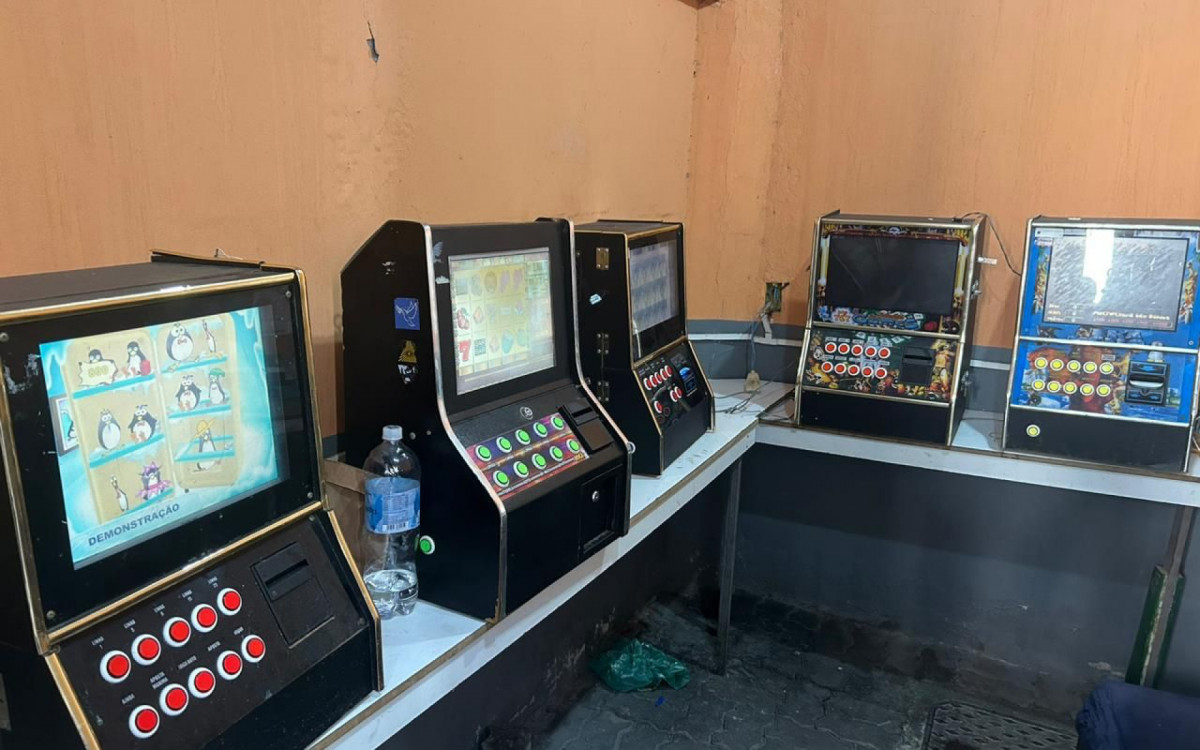 Equipamentos ficaram escondidos em estabelecimentos irregulares 