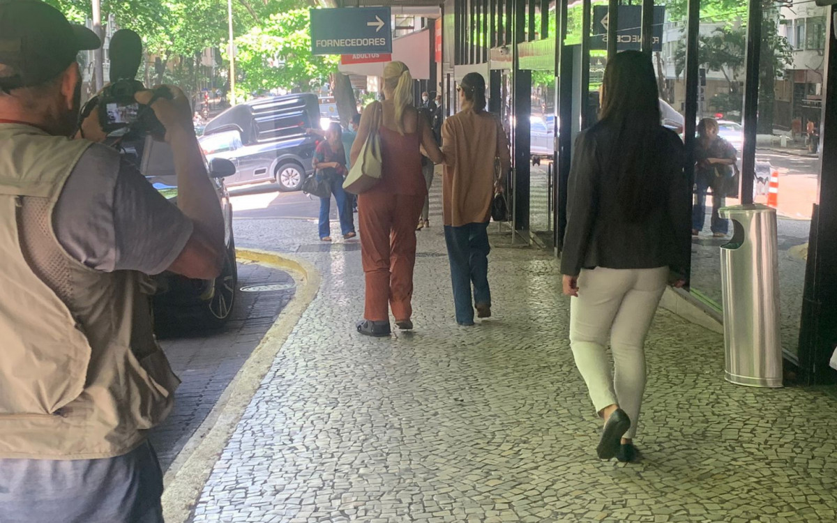 Sandra Brito e Sthefany Brito deixam o Hospital Copa D'Or, em Copacabana, após visitar Kayky Brito - Agência O Dia