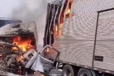 Engavetamento deixa ao menos cinco mortos em rodovia no Paraná