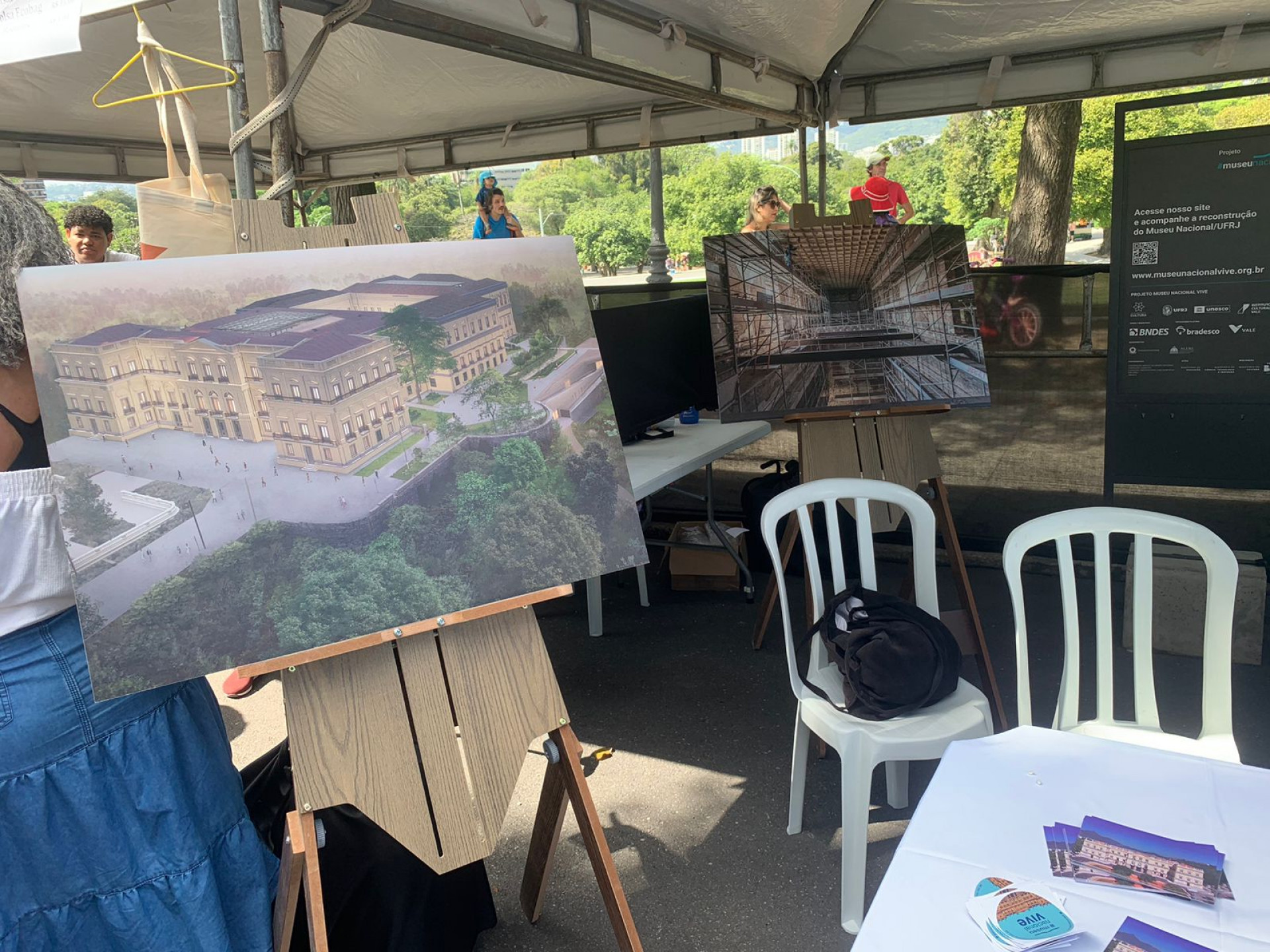 Tenda com imagens do Museu Nacional antes e depois do incêndio - Fred Vidal / Agência O Dia