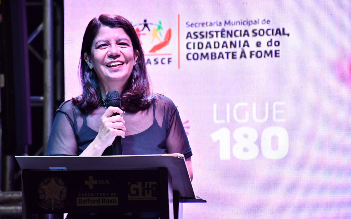 A titular da Delegacia Especializada de Atendimento à Mulher (Deam), delegada Ana Carla Nepomuceno, discursando no evento